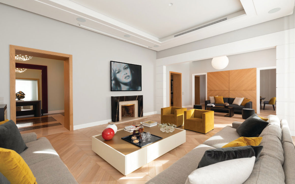 Un appartamento moderno arredato con mobili di famiglia e di
