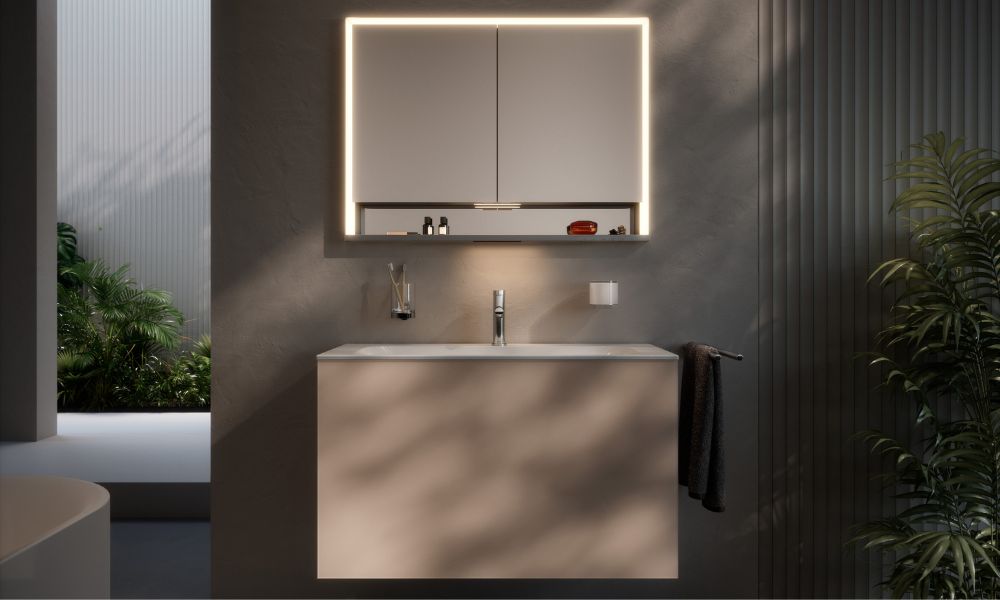 Un ambiente bagno impreziosito da uno specchio contenitore con cornice luminosa a LED