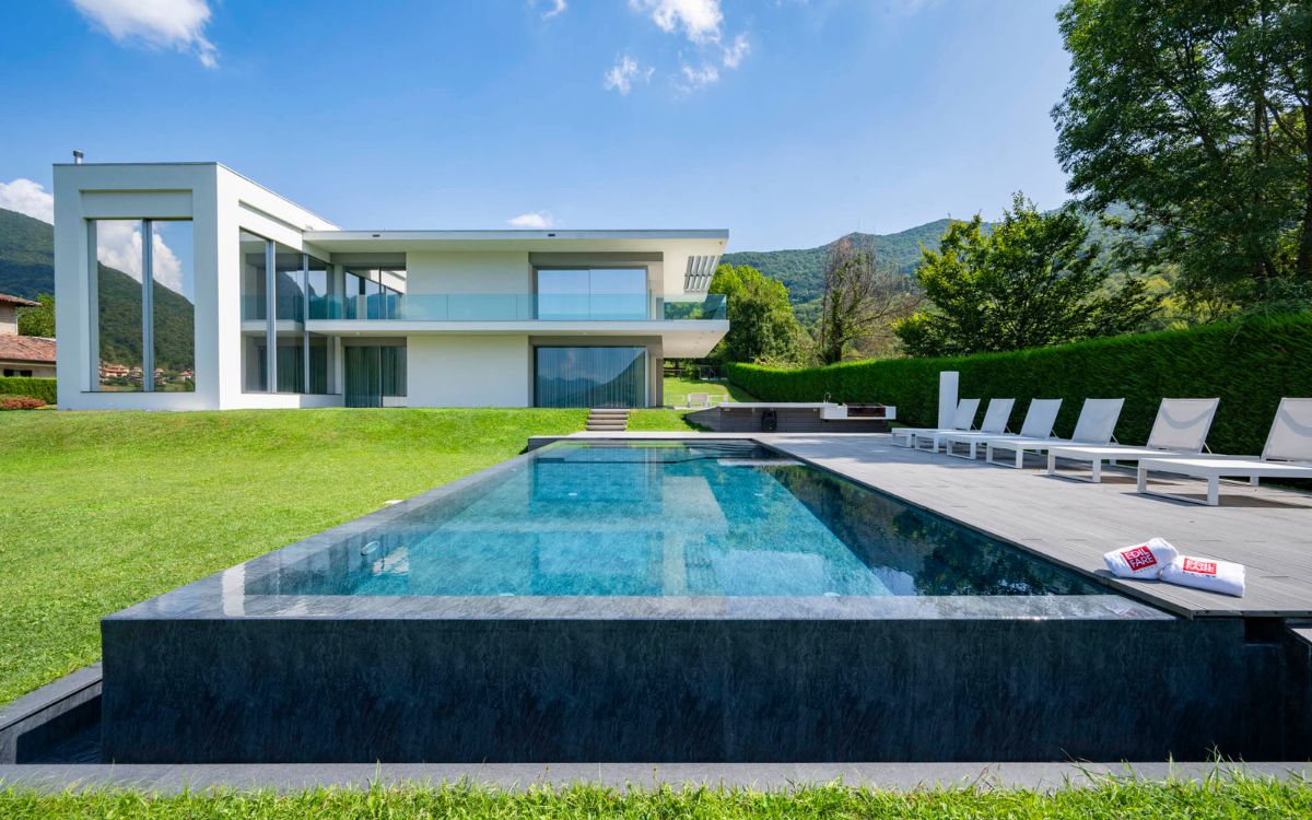 Una piscina su misura per una casa contemporaneo immersa nel verde