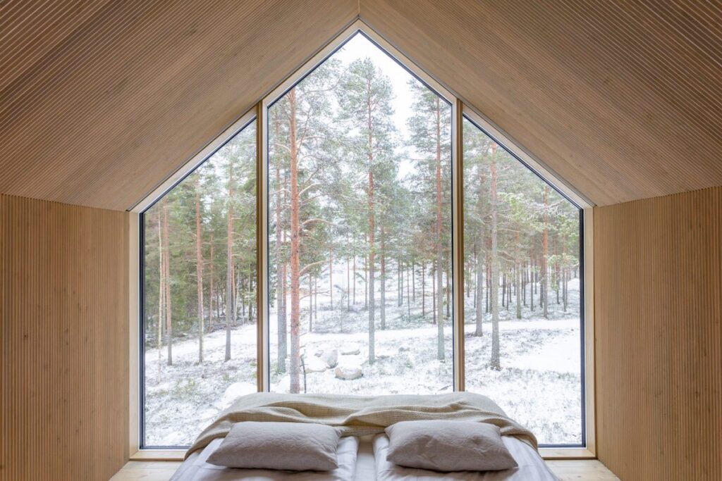 La vista sulla foresta dal cottage progettato dallo Studio Puisto per il Kivijärvi Resort, in Finlandia. Foto di Marc Goodwin