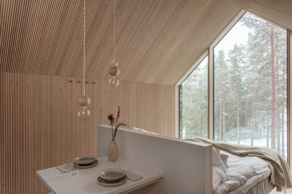 L'interno del cottage sospeso del Kivijärvi Resort è pensato per vivere il soggiorno nel massimo comfort. Foto di Marc Goodwin