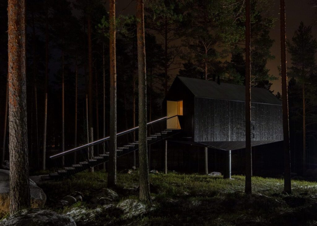 La scalinata d'ingresso del cottage progettato dallo Studio Puisto per il Kivijärvi Resort, in Finlandia. Foto di Marc Goodwin