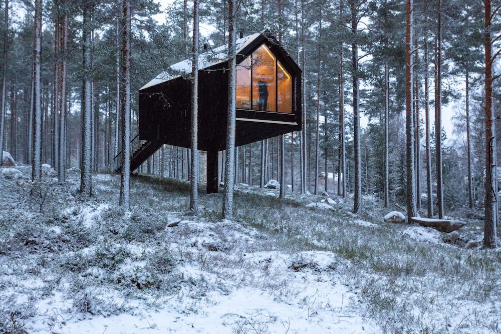 Un cottage sopraelevato, per godere della natura circostante nel massimo comfort: è l'idea del progetto dello Studio Puisto per il Kivijärvi Resort, in Finlandia