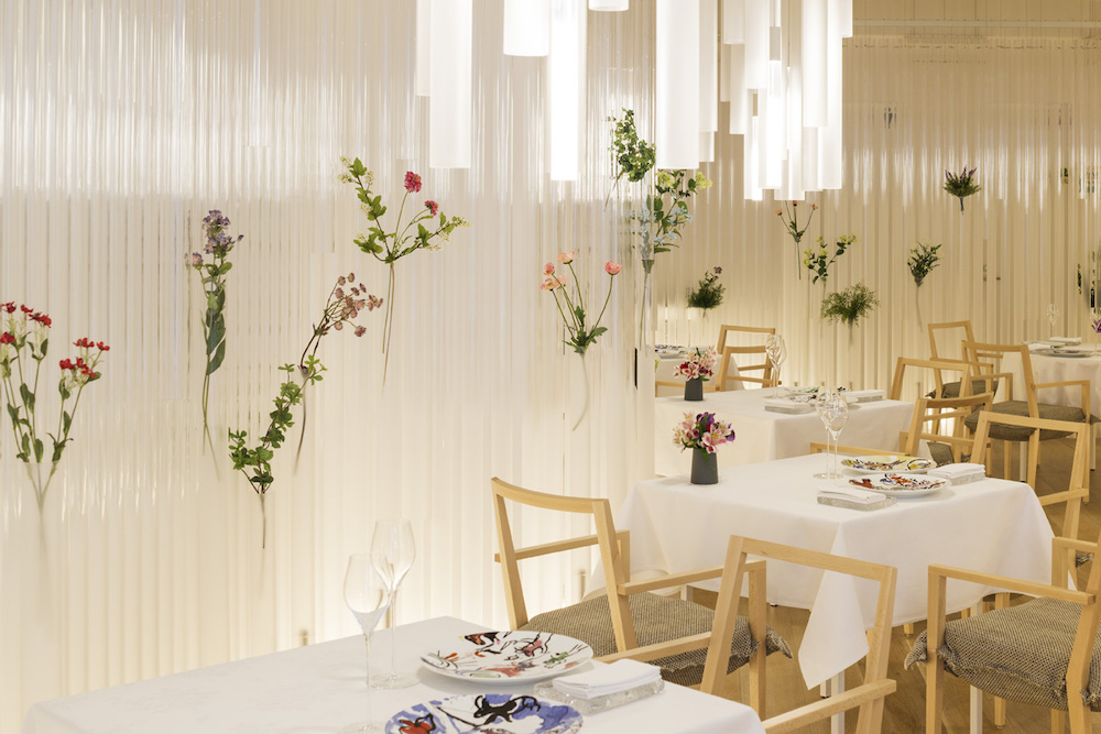 L'interno del ristorante Nacrée a Miyagi in Giappone, un progetto di Kengo Kuma and Associates.